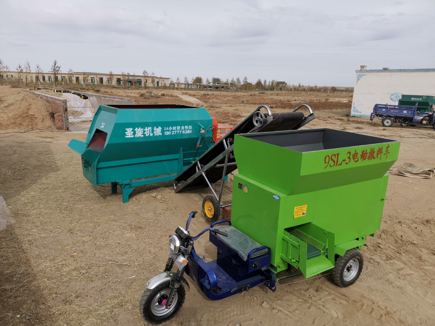 遼寧客戶購買飼料攪拌機(jī)和撒料車